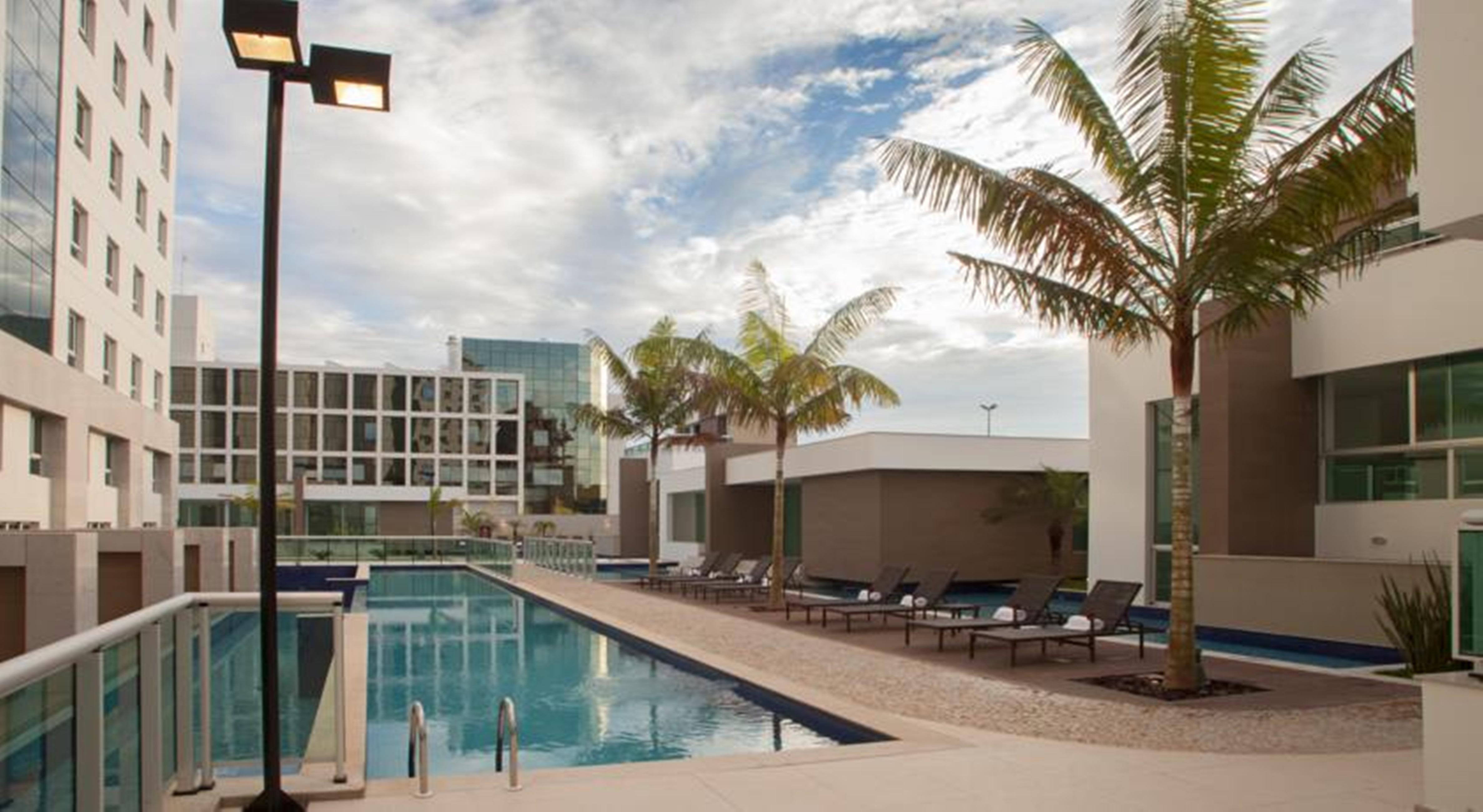 Jade Hotel Brasilia Candangolandia Bagian luar foto The pool at the Hotel Indigo Scottsdale