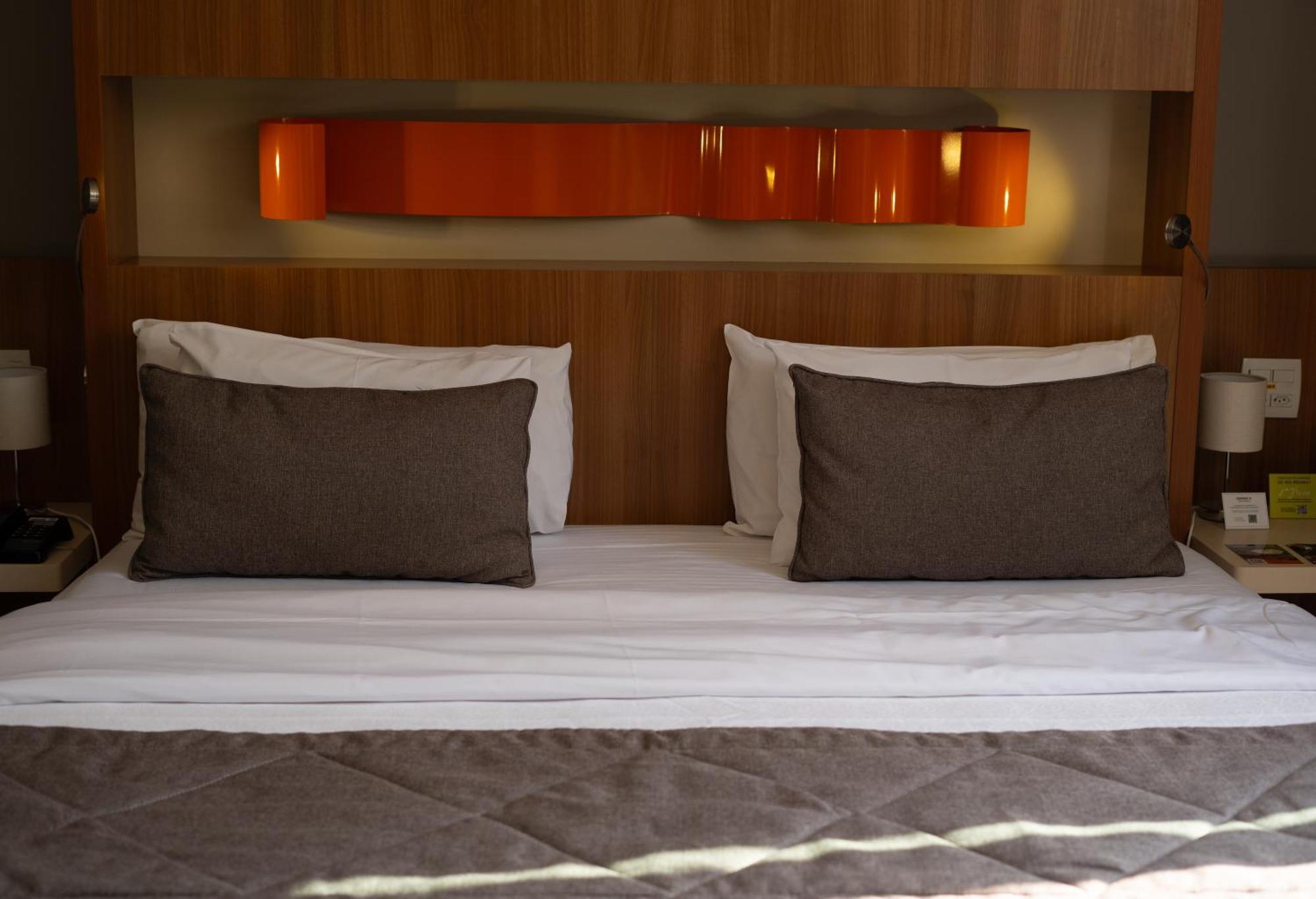 Jade Hotel Brasilia Candangolandia Bagian luar foto A bed with two cushions