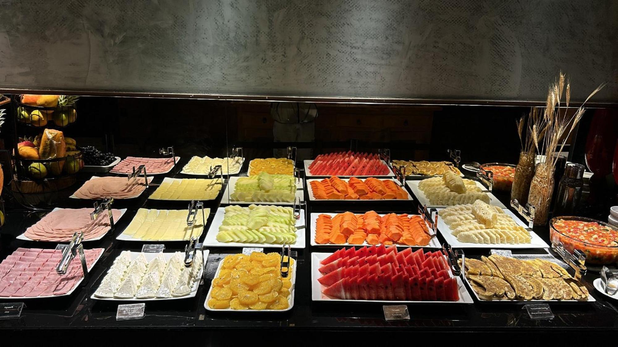 Jade Hotel Brasilia Candangolandia Bagian luar foto A selection of cold cuts at a buffet