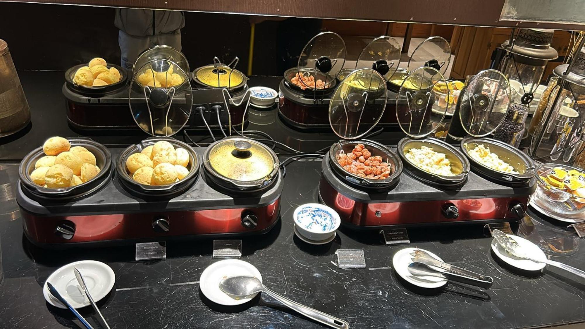 Jade Hotel Brasilia Candangolandia Bagian luar foto A selection of dim sum at a buffet