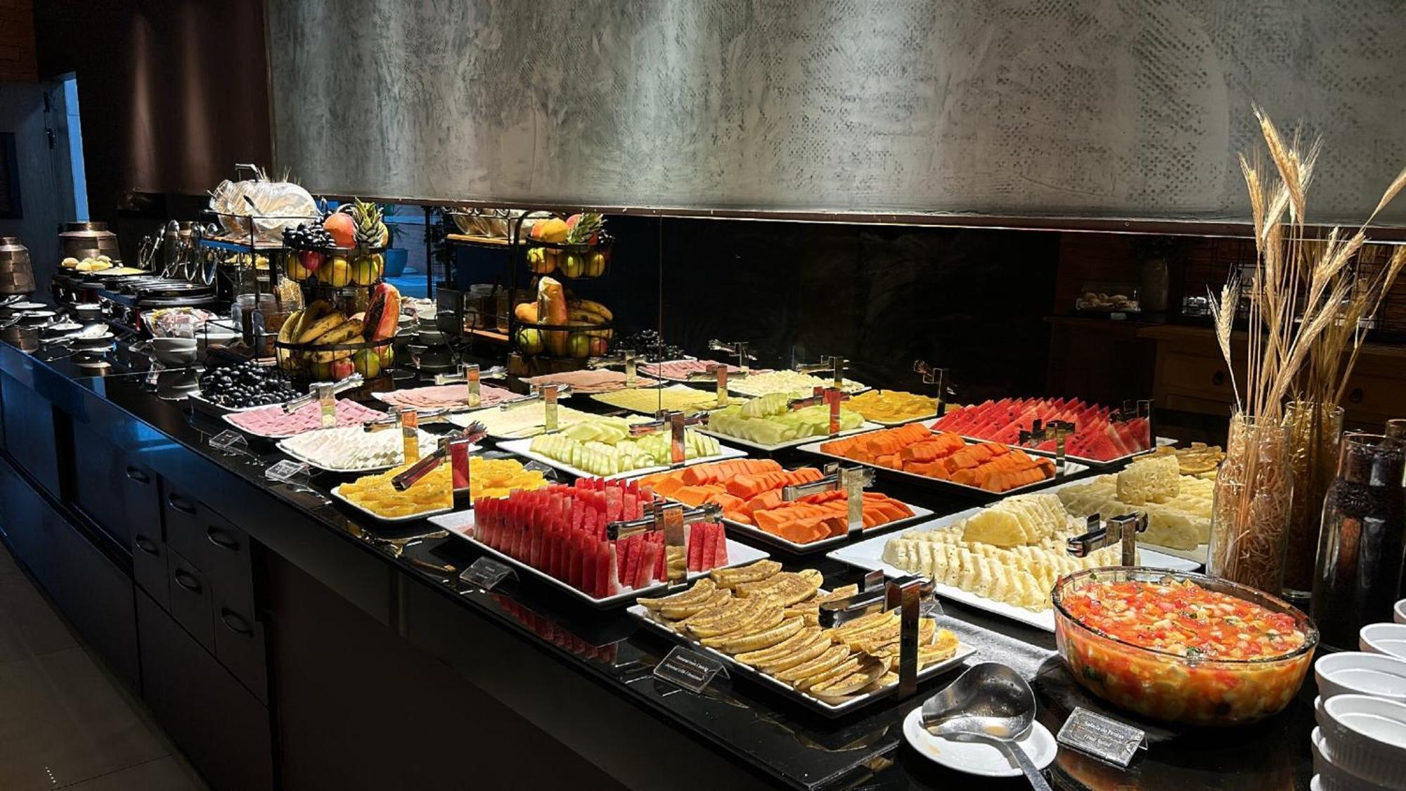 Jade Hotel Brasilia Candangolandia Bagian luar foto A fruit salad buffet