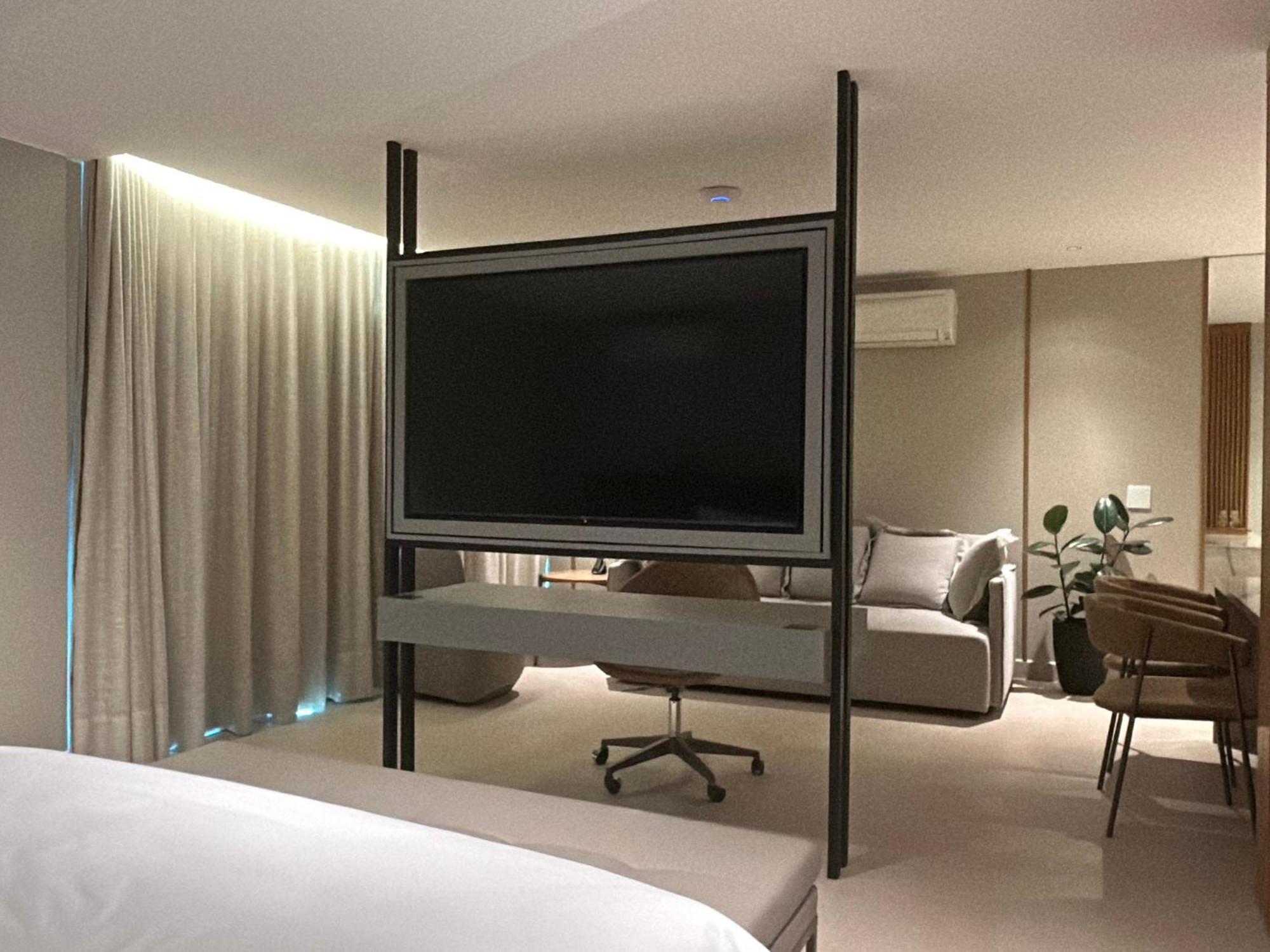 Jade Hotel Brasilia Candangolandia Bagian luar foto A television in a hotel room